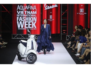 Lý Giám Tiền bắt tay cùng Vespa trong BST mới tại Aquafina VIFW 2019